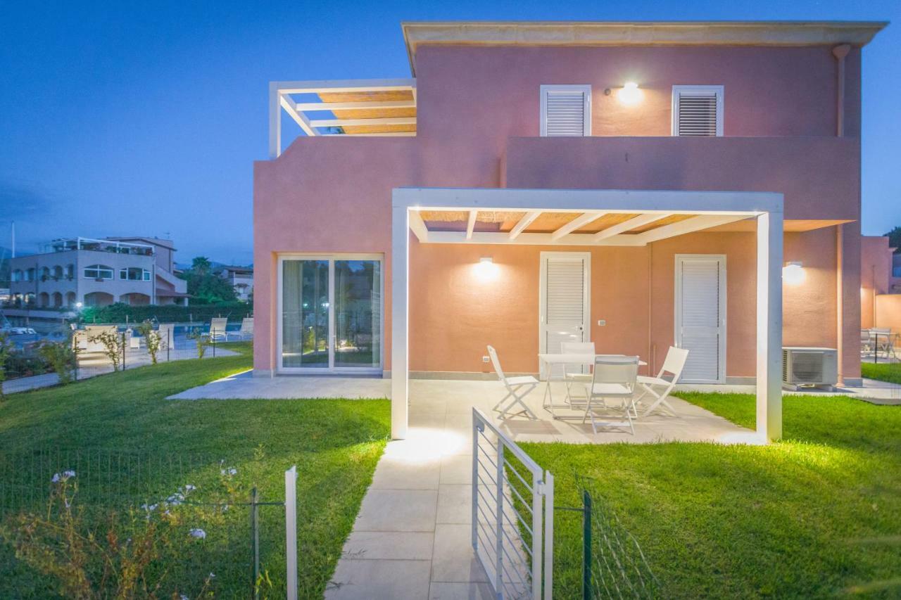 Residence Delfino, Portorosa Furnari Buitenkant foto